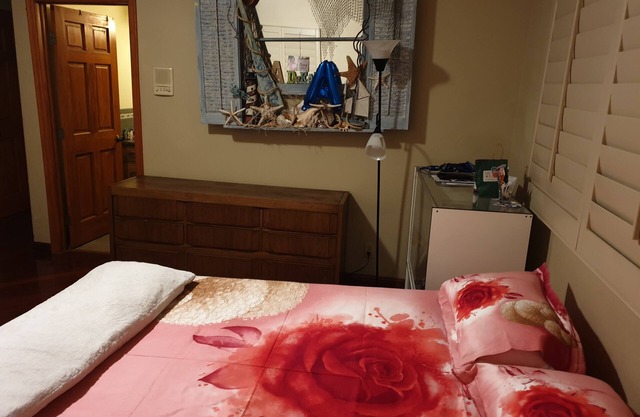 Cozy Green Room in a Redlands home