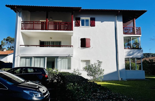 Cozy Ground Floor 2-Room Apartment with Terrace and Parking in Cambo-les-Bains
