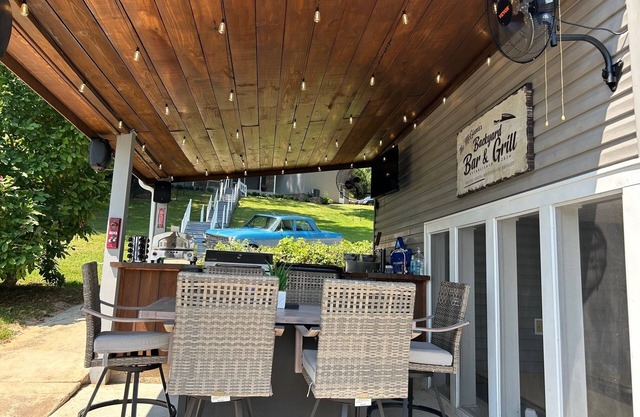 Cozy guesthouse on the lake in charming Clanton with AC and WiFi