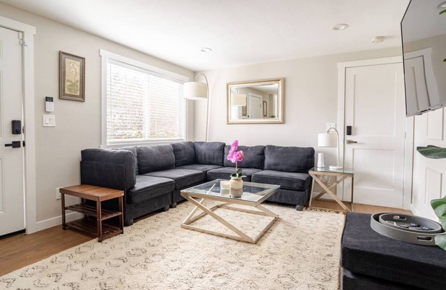 Cozy hidden gem, 2-bedroom house minutes from Seattle. Home away from home