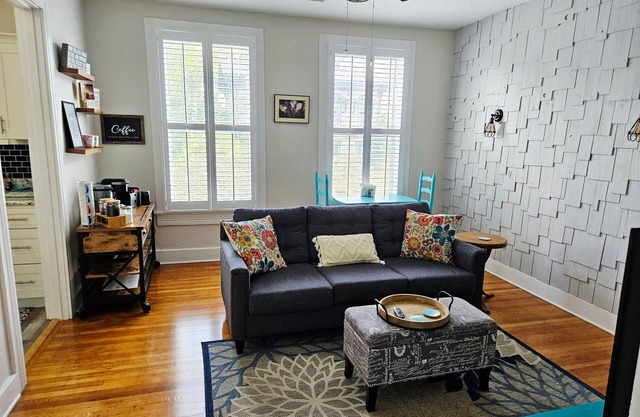 Cozy hideaway on Mason Row Main St. New Albany 10 minutes to downtown Louisville