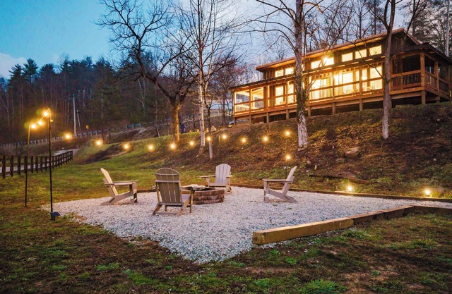 Cozy hiker’s retreat with relaxing hot tub.