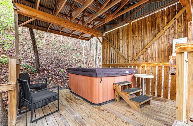 Cozy Hillside Hideaway - Fast Wifi! - Hot Tub & Grill