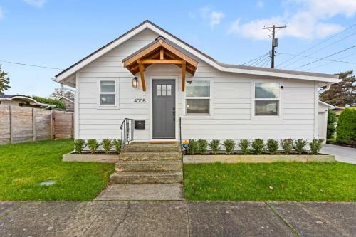 Cozy Home 2br, 1ba with Portable AC - Pet Friendly