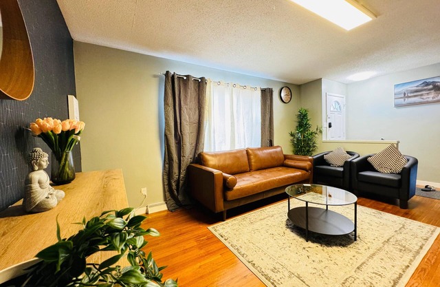 Cozy Home - 8 mins to Downtown!