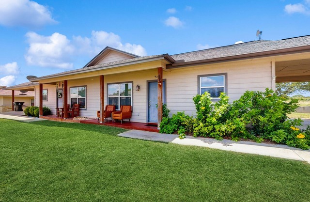 Cozy home, close to LBJ with full kitchen, living room, patio and WIFI