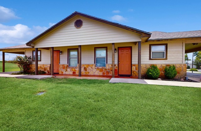 Cozy home, close to LBJ with full kitchen, living room, patio and WIFI