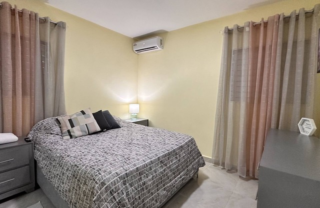 Cozy Home, close to the beach, great for couples, fam & remote workers!n
