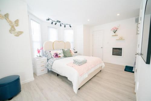 Cozy Home Driveway Parking Close to Metro!