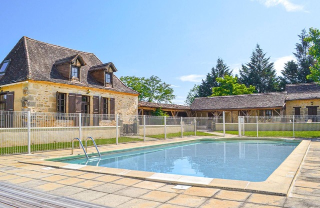 Cozy home in Eglise Neuve D'Issac