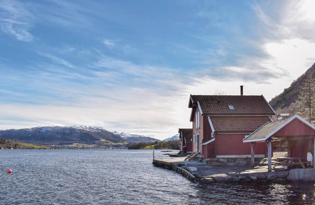 Cozy home in ølensvåg with WiFi