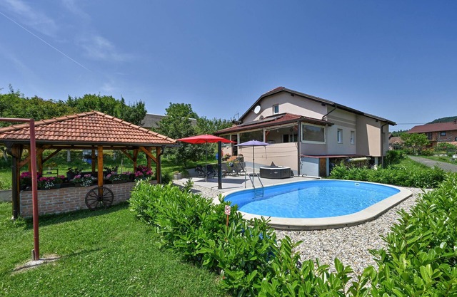 Cozy home in Breznicki Hum
