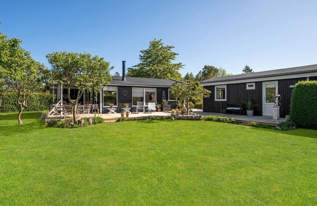 Cozy home in Dronningmølle with WiFi
