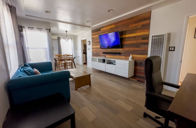 Cozy home in El Camino Village. 20 Minutes from the beach and LAX