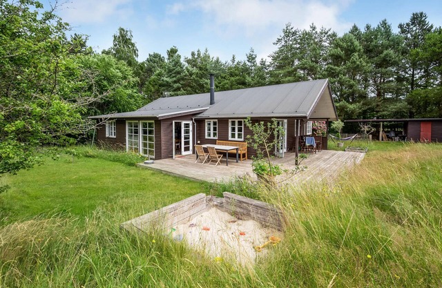 Cozy home in Grenaa with WiFi