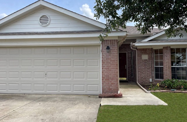 Cozy home in Ponder. Great for families or couples