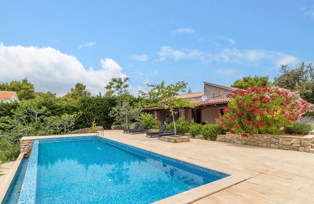 Cozy home in Rab with house sea view