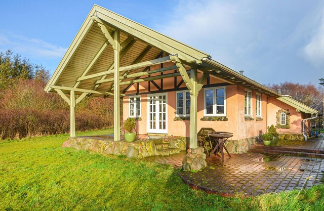 Cozy home in Thyholm with WiFi