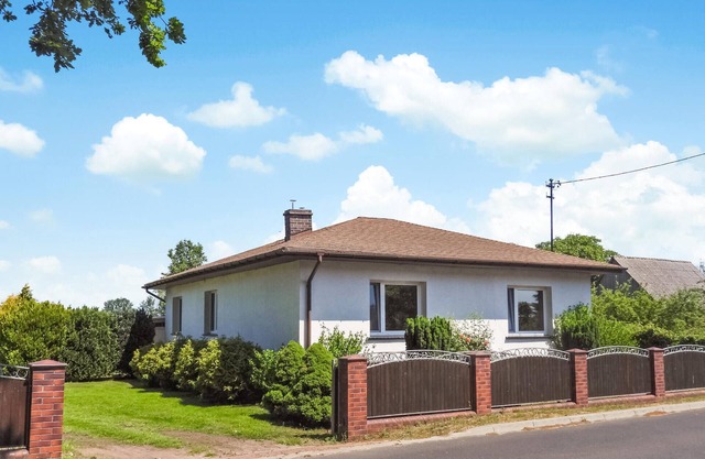 Cozy home in Warnoleka with WiFi
