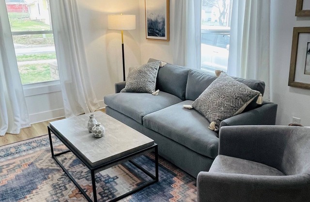 Cozy home minutes from lake