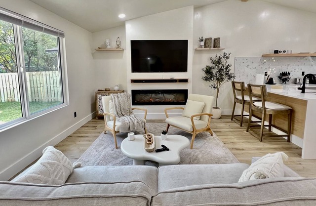 Cozy Home Minutes From Downtown