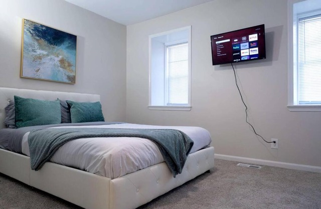 Cozy Home Minutes from Uptown