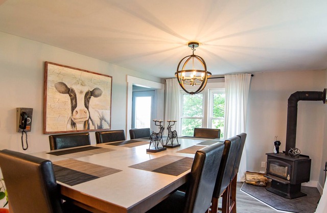 Cozy Home With Hot Tub, Riverside Hikes, Fire Pit, Game Room, Yoga Room & More!
