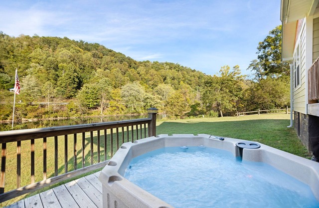 Cozy home w/deck, fireplace & hot tub - riverfront access