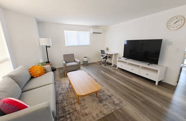 Cozy home, Walk to Lake, Food & Shops, EV Charger