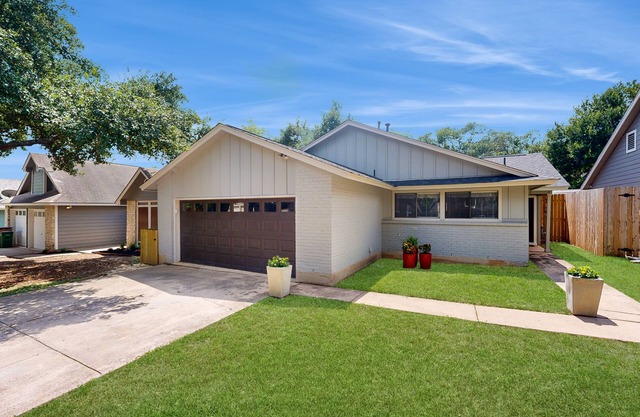 Cozy home with enclosed backyard and fire pit - Dog-friendly