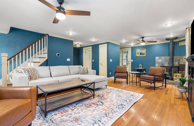 Cozy home with hot tub minutes to downtown Nashua and Shops