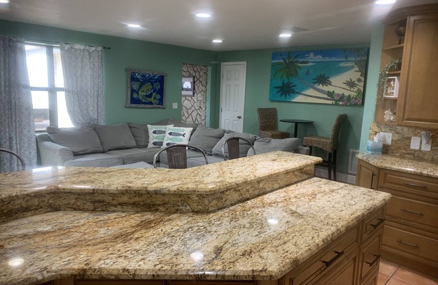 Cozy house centrally located. 3mls to beach,7mls to speedway. Pet friendly