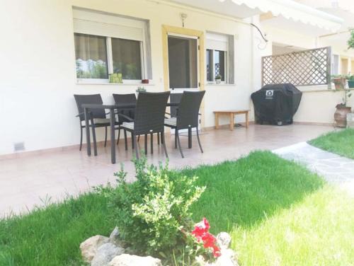 Cozy House in Kallithea with Garden
