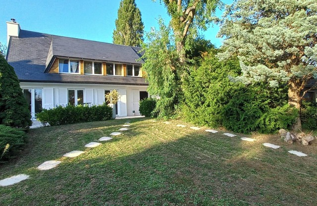 Cozy house near Paris. haven of peace, mature garden, terrace lounge, spa