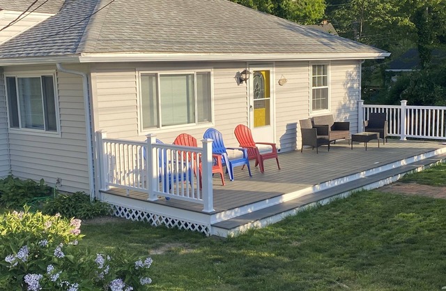 Cozy house, newly renovated, 90 Yards from Private Manomet Beach!