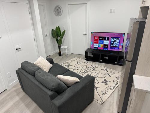 Cozy Inn new basemt wt sep entrance contains 1 bdrm and den for up to 4 guests