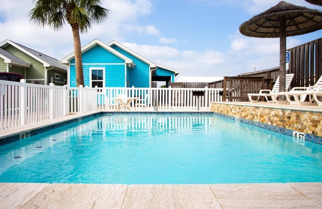 Cozy Island Cove Minutes from the Sand & Sea