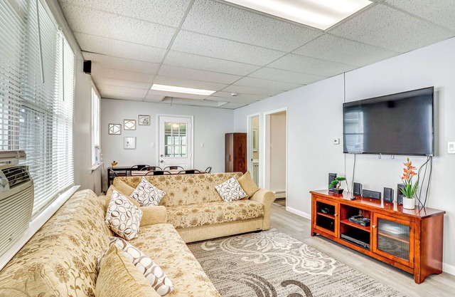 Cozy Keansburg Cottage: Walk to Beach & Boardwalk!