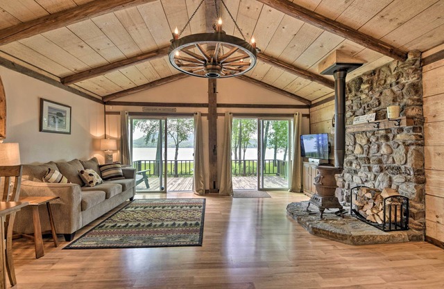 Cozy Lake Champlain Cottage w/Beautiful View