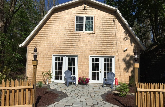 Cozy Lake Cottage and just a short drive into the village of Skaneateles!
