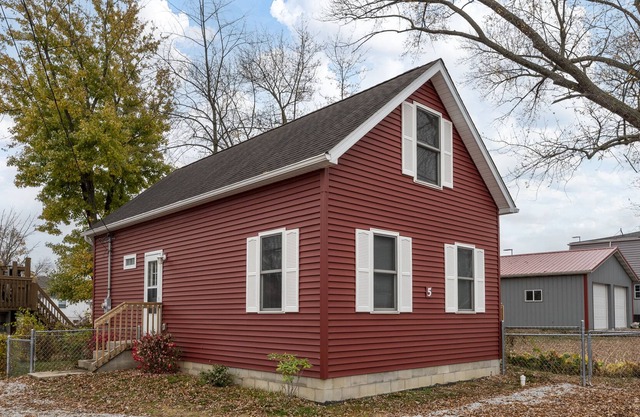 Cozy Lake Cottage Just Steps Away From The Lake
