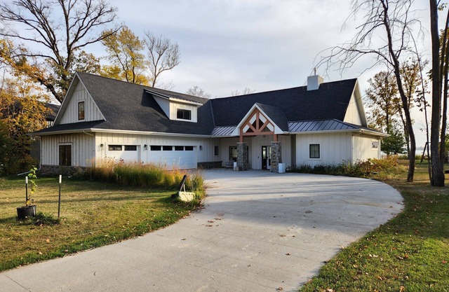 Cozy lake front home on Crystal Lake-Great for hosting!