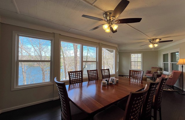 Cozy lake house & 2-story dock. Enjoy sunsets, fishing, & relaxing w/friends.