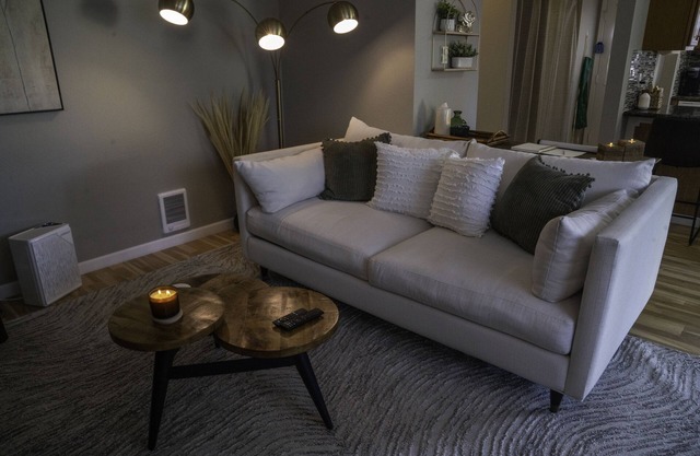 Cozy Lake Stevens family bungalow: peaceful & quiet with a serene backyard.