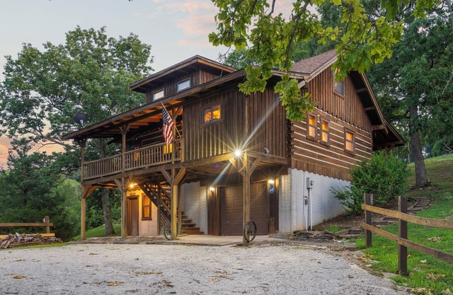 Cozy Lake View Cabin. Great For The Whole Family with 26 acres to explore