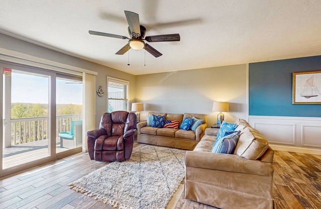 Cozy Lake-View Condo w/private washer/dryer and shared tennis court & pool