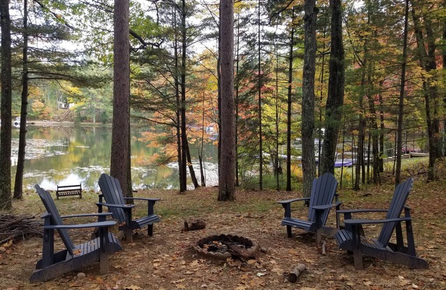 Cozy Lakefront Cabin - Close to Everything!