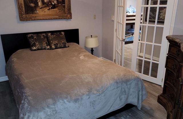 Cozy lakefront cottage w/hottub for all your family relax.