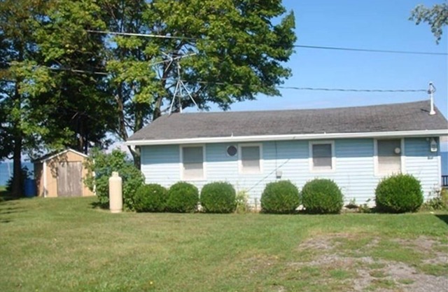 Cozy Lakefront Cottage 60 Minutes from Niagara Falls