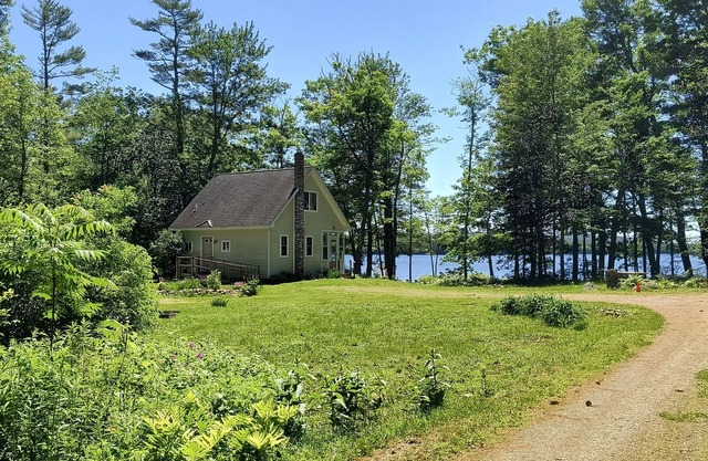 Cozy Lakefront Cottage in mid-coast Maine